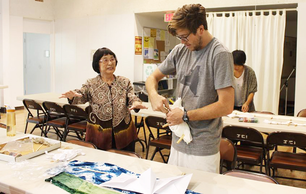 Setsuko Hayashi teaches dyeing workshop at Gardena Valley Japanese Cultural Institute.